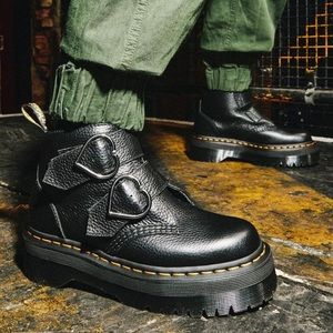 Dr MARTENS DEVON HEART LEATHERS
PLATFORM BLACK BOOTS